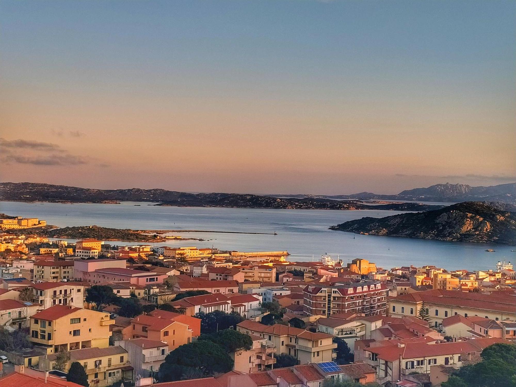 Appartamento Vista Mare A La Maddalena Ла Мадалена Екстериор снимка